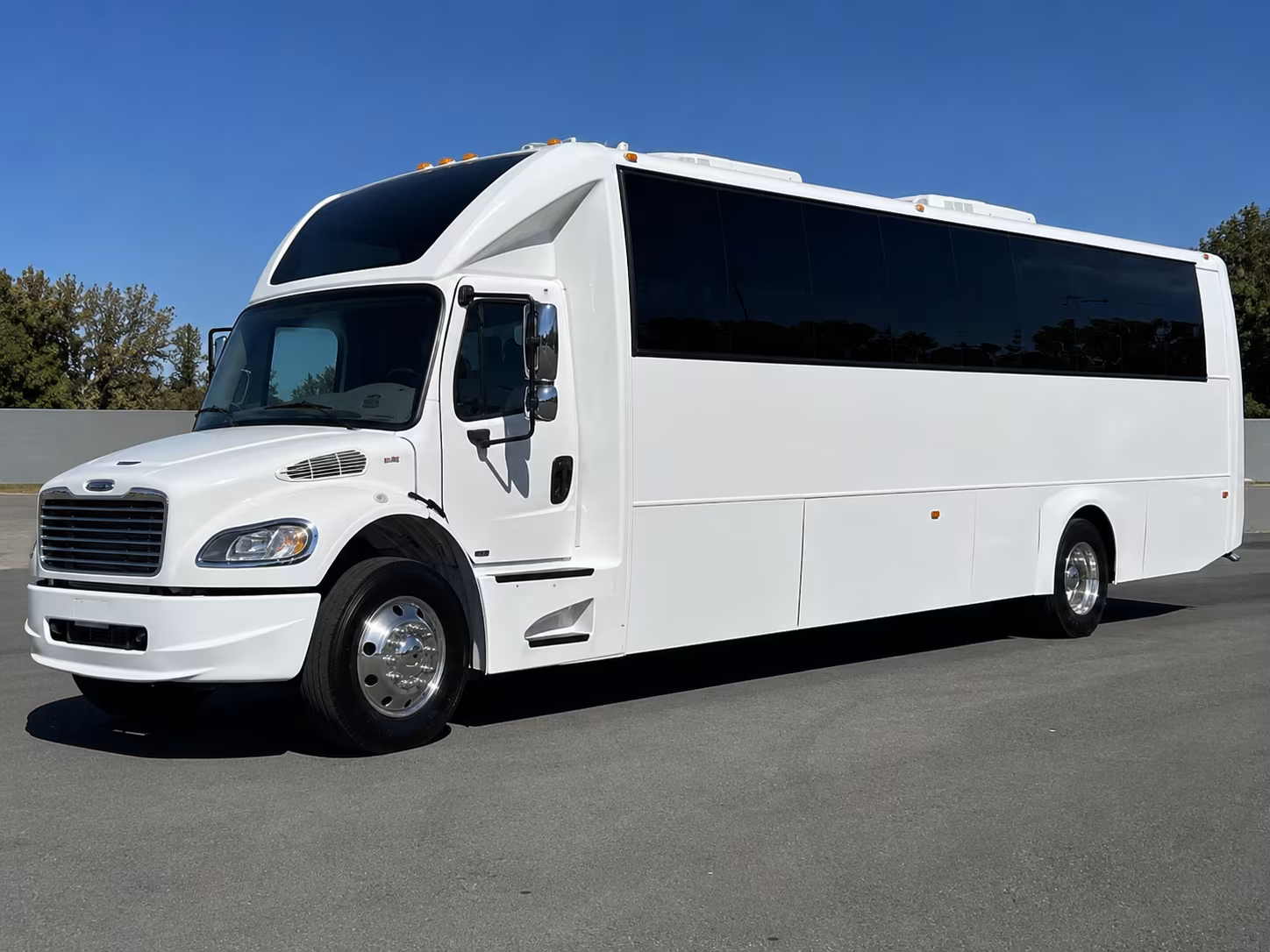 la quinta get your wedding guests to the venue on time with a la quinta charter bus