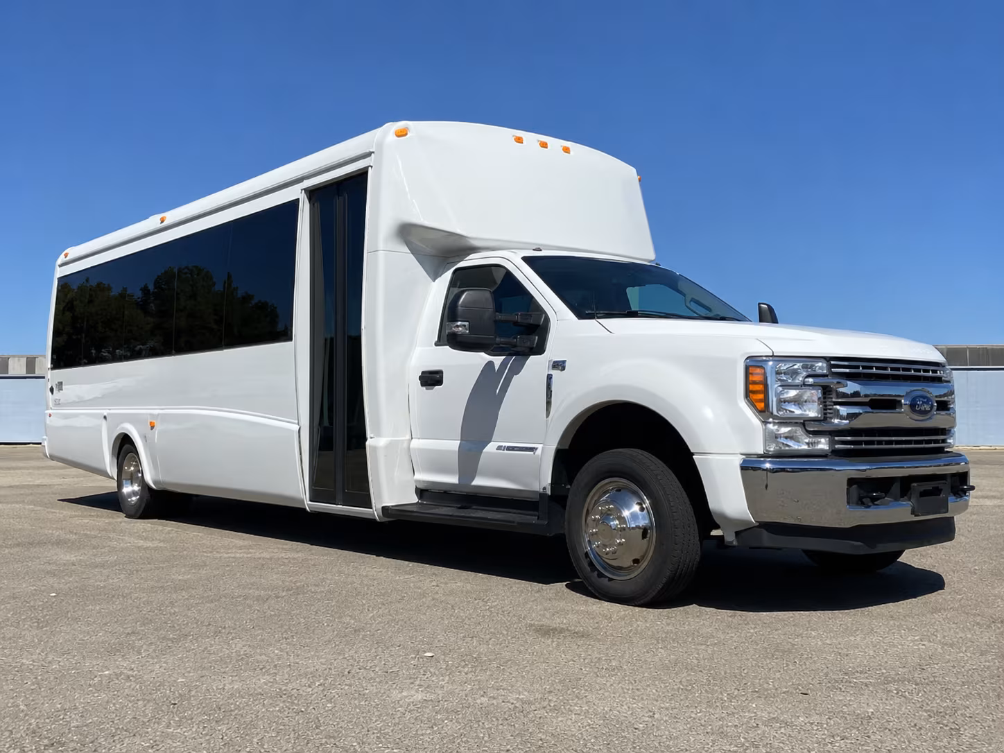 palm springs rent a shuttle bus for your palm springs employees